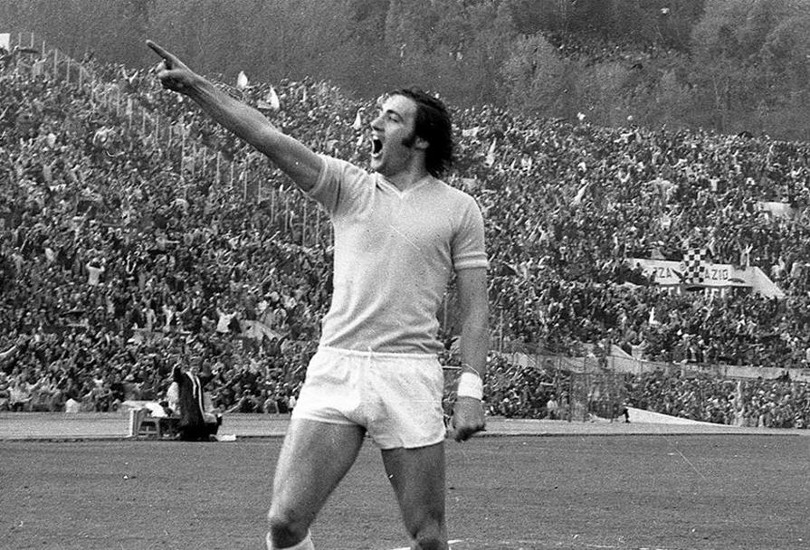 Roma-Lazio, 31 marzo 1974, Giorgio Chinaglia punta l’indice verso la curva della Roma